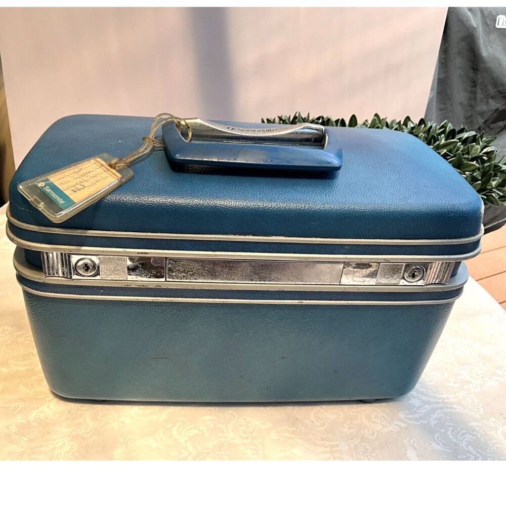 Retro Samsonite Silhouette Train Make up case original tag, tray, key Vintage